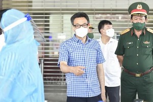 政府副總理武德膽（中）親往堅江省視察當地的防疫工作。（圖源：越通社）