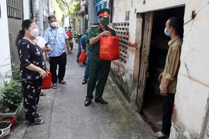 市司令部幹部、戰士將援助品帶給貧困勞動者。