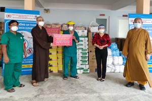 釋通振法師(左二)向第八郡醫院代表轉贈物資。