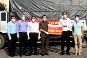 安江省委書記黎洪光代表安江省同胞向本市同胞轉交捐贈的100噸大米和110噸果蔬。（圖源：安江新聞網）