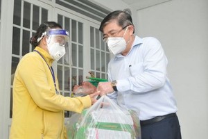 市人委會主席阮成鋒向民眾贈送禮物。