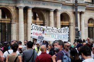 法國23.7萬人參加遊行活動，反對健康通行證，其中巴黎有1萬7000人參與。（圖源：互聯網）