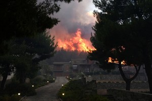 圖為8月7日，火舌濃煙直捲希臘北部半空的情形。（圖源：路透社）