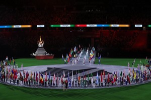 各代表團旗手在東京奧運會閉幕式上入場。（圖源：互聯網）
