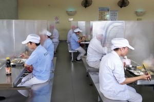 疫情期間，生產停滯和運貨遇到不少困難。