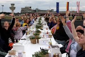 柏林舉辦 3000 人戶外野餐會