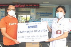 平仙公司代表將醫療設備交給嘉定醫院醫生。