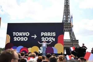 巴黎奧組委與巴黎市政府舉行盛大活動，巴黎從東京接過奧林匹克會旗。（圖源：互聯網）