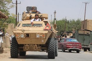 7月16日，阿富汗安全部隊人員在朱茲詹省參加針對塔利班的行動。 （圖源：新華社）