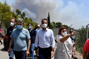 希臘總理米塔佐斯基先前視察野火災區。（圖源：AP）