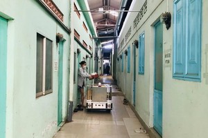 機器人運輸必需品給隔離區居民。（圖源：X. Hoàng）