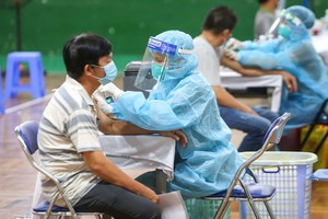 圖為 7月22日，市民在富壽體育館接種新冠疫苗。（圖源：黃潮）