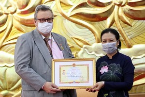越南各友好組織聯合會主席阮芳娥（右）向卡麗‧卡希洛託大使授予“為各民族之間和平友好”紀念章。（圖源：越通社）