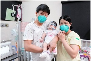 郭玉萱(中)和父母合照。（圖源：互聯網）