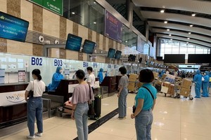 馳援南方抗疫的醫護人員在內牌機場辦理登機手續。（圖源：越通社）