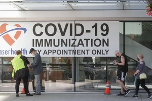 6月18日，人們在加拿大新威斯敏斯特一家新冠疫苗接種中心外排隊等候。（圖源：新華社）