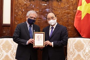 國家主席阮春福向聯合國常駐越南協調員卡瑪勒‧馬特拉贈送紀念品。（圖源：VGP）