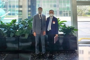 韓國外交部核不擴散外交企劃官樸一（右）和美國國務院確認、承諾及履行局代理副局長助理埃裏克·德沙特爾斯合照。（圖源：韓聯社）