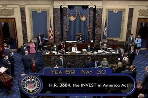 2021年8月10日，美國副總統哈里斯主持參議院會議，參議員們以69票支持，30票反對，通過了1萬億美元的基礎設施法案。 （圖源：路透社）