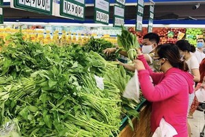 市民在超市選購蔬果。（圖源：VnEconomy）