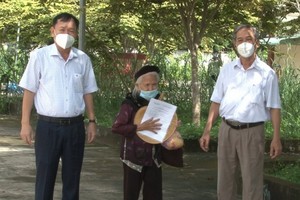 96 歲老婆婆（中）出院時同平福省漢管縣醫療中心領導合照。（圖源：德智）