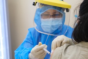 市雄王醫院醫護人員在為一名孕婦接種新冠疫苗。（圖源：院方提供）