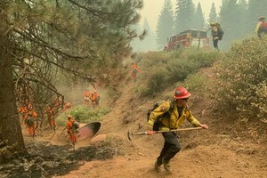 地球高燒不斷，造成北半球更熱，南極海冰卻異常的增加，也讓各地野火不斷。圖為加州打火弟兄忙著撲滅野火。（圖源：AP）