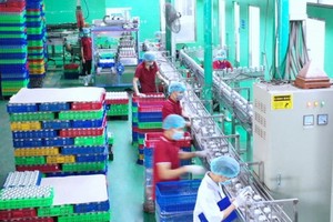 目前多家企業難以持續支撐“三就地“模式”所致的重擔。（圖源：VOV）