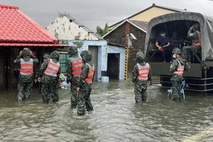 日本空軍防訓中心官兵已投入協助枋寮鄉新龍村居民進行撤離，由於部分地區水淹及膝，撤離作業相當辛苦。（圖源：互聯網）