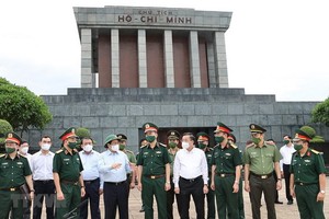 范明政總理與胡志明主席陵管委會幹部交談。（圖源：越通社）