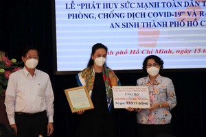 市領導向華人企業萬盛發集團代表頒贈感謝狀。