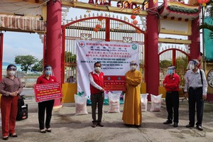 釋慧功法師向市紅十字會主席陳長山轉贈80噸大米。