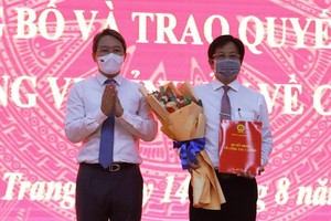 慶和省省委書記阮海寧（左）向胡文喜同志頒授委任《決定》。（圖源：H.L）