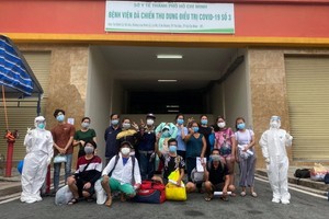 市３號野戰醫院新冠患者康復出院前合照。（圖源：安平）