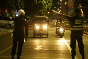 柬埔寨首都金邊交警揚手截停車輛進行檢查。（圖源：Khmer Daily）