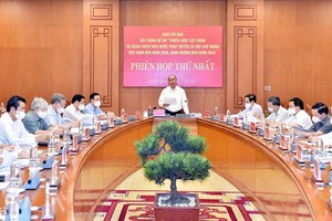 國家主席阮春福主持“至2030年，願景至2045年建設與完善越南社會主義法治國家的戰略”提案制定指委會第一次會議。