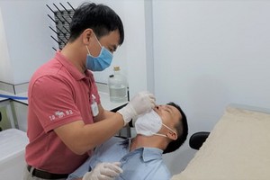 民眾在家做快速抗原檢測。