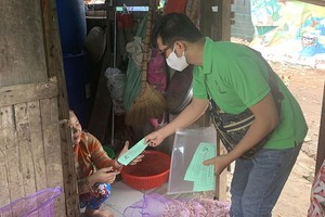 梅隆定律師向本市受新冠肺炎疫情影響窮人發放領取禮物卷。