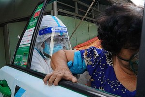 經過１１５總台的調派，應援出租車隊來接新冠肺炎確診者到醫院。