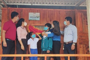 廣治省共青團向寓居達隆縣斜隆鄉的胡文黑和胡氏麗兩兄妹捐建“幸福之家”。