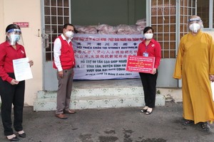 釋慧功法師將20噸大米轉贈給守德市紅十字會。