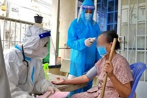 醫護人員為居家治療的新冠肺炎患者查體。（示意圖源：互聯網）