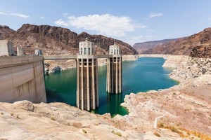 供應美國西部數千萬民眾用水的大型水庫米德湖目前水位只剩三分之一。（圖源：EPA）