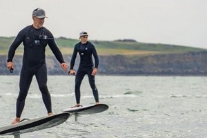 英父子用電動沖浪板橫渡英吉利海峽