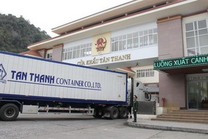 一輛集裝箱大貨車在新清口岸辦理手續準備通關。（圖源：詩黎）