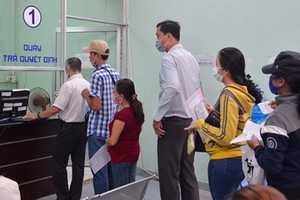 勞工在實施社交隔離之前辦理失業津貼領取手續。