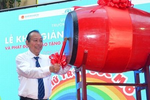 圖為 2020年9月6日，政府常務副總理張和平在第一郡陳興道小學開學典上擊鼓。（圖源：越勇）