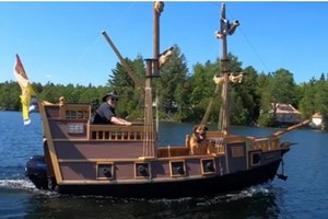 退休木匠疫情期間自建海盜船