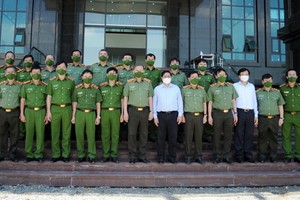 政府總理范明政同與會代表合影留念。（圖源：春長）