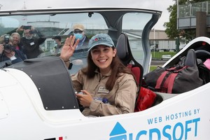 19 歲少女單獨駕機起飛環繞地球